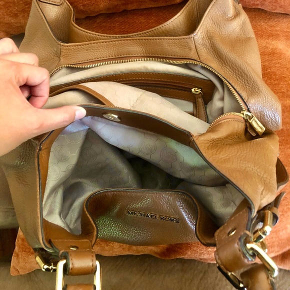 SOLD ❌Closet Clean up! MK handbag/shoulder bag 👜 - Picture 9 of 16